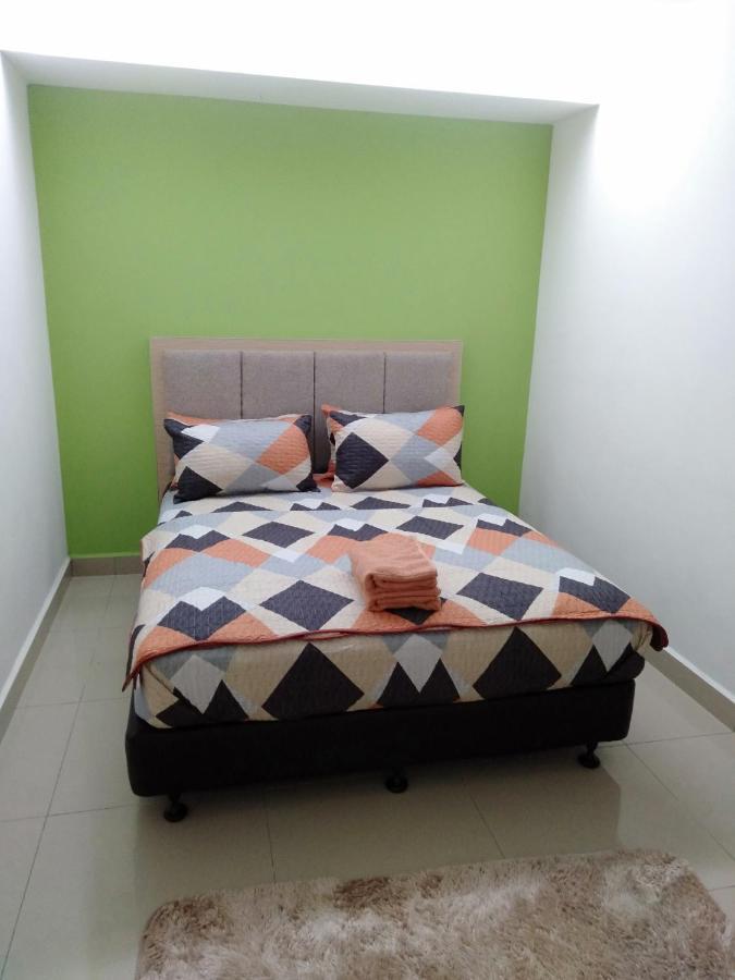 كوتا بْهارو Risqi Apartment 2 Bedroom Wakaf Che Yeh المظهر الخارجي الصورة