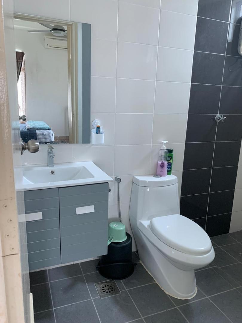 كوتا بْهارو Risqi Apartment 2 Bedroom Wakaf Che Yeh الغرفة الصورة